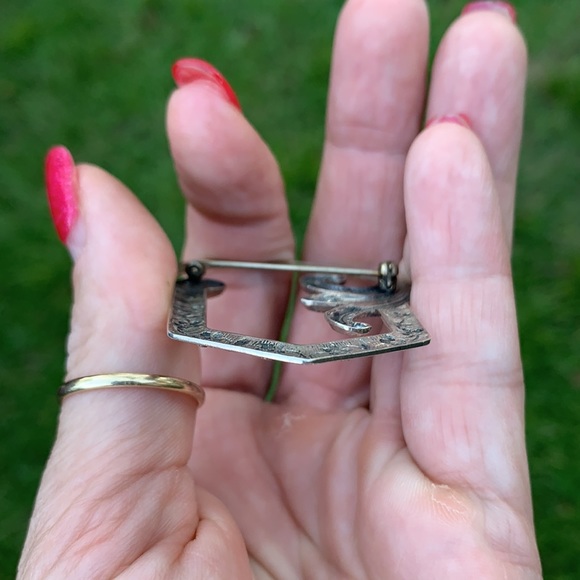 Vintage Sterling Silver Curved Flower Brooch - Picture 5 of 17